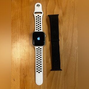 Apple Watch SE 2nd Gen 44mm - Silver